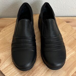 Easy Street Kipper Womens Round Closed Toe Slip-On Shoe